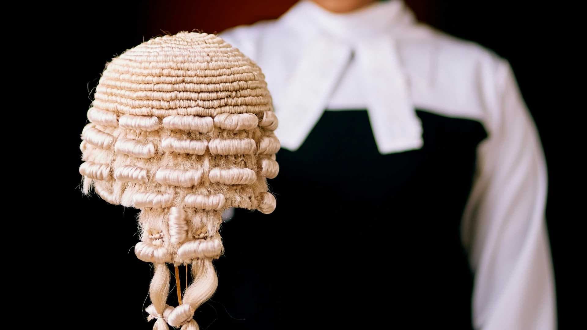 Perruque et robe d’avocat — Cabinet ASER BOULOCK & PARTNERS