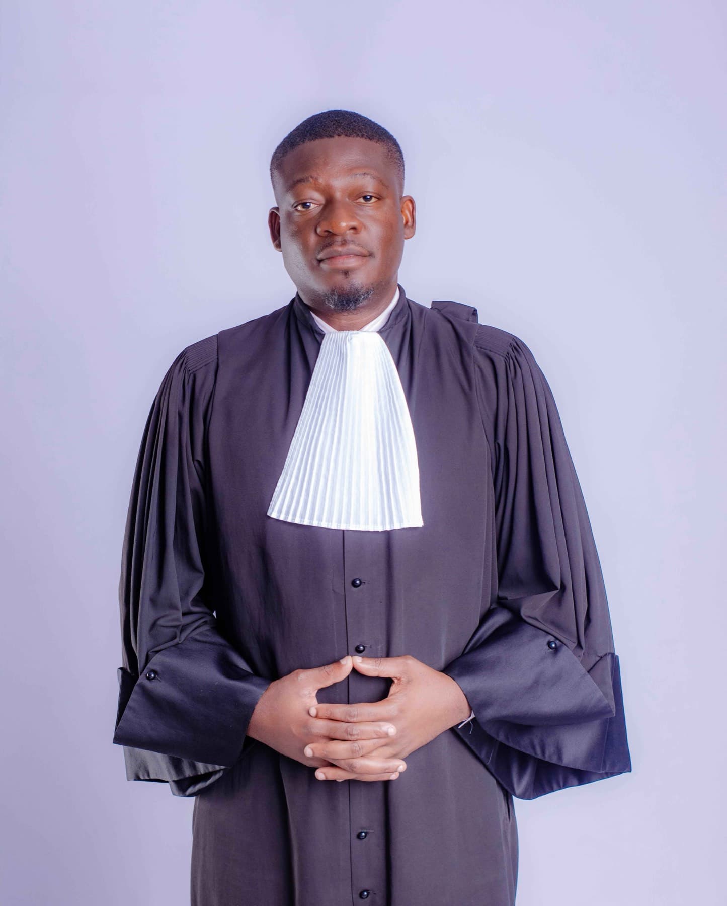 Maitre Aser Frederic BOULOCK en robe d’avocat, Cabinet ASER BOULOCK & PARTNERS a Douala